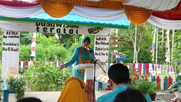 Ketum TP PKK Tanam-Panen Sayur di Kebun Dasawisma Teratai Manokwari – 29 Juni 2022